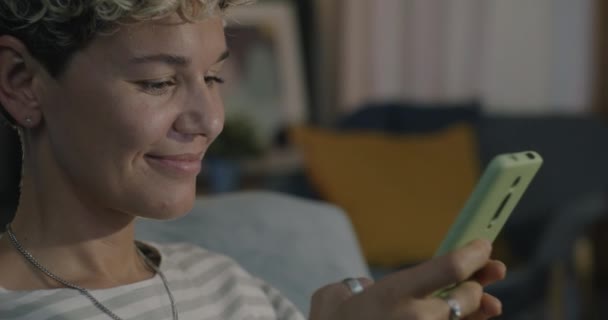 Veselá Mladá Žena Používá Smartphone Chatování Sociálních Médií Zprávy Temném — Stock video