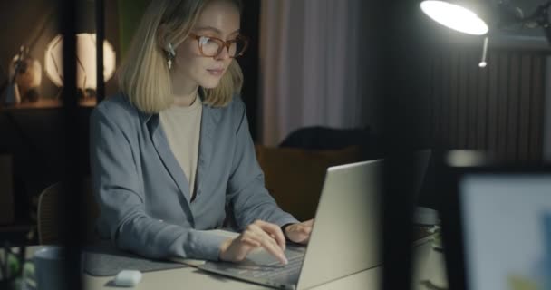 Jovem Empresária Confiante Trabalhando Com Laptop Casa Usando Fones Ouvido — Vídeo de Stock