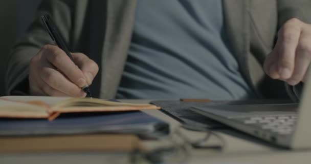 Zbliżenie Męskich Dłoni Przy Użyciu Laptopa Pisanie Notatniku Pracującym Biurze — Wideo stockowe