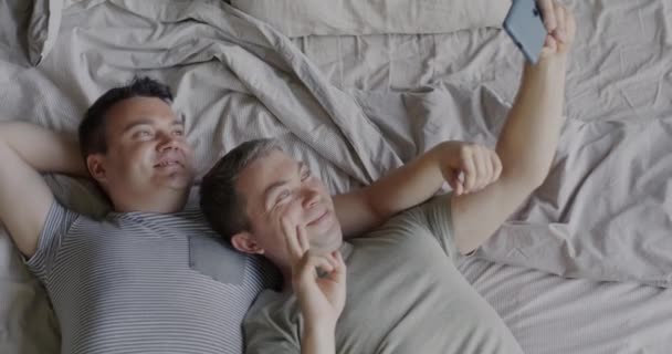Cámara Lenta Feliz Pareja Gay Tomando Selfie Con Cámara Inteligente — Vídeos de Stock