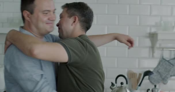 Amar Homens Gays Abraçando Expressar Amor Cuidado Cozinha Apartamento Romântico — Vídeo de Stock