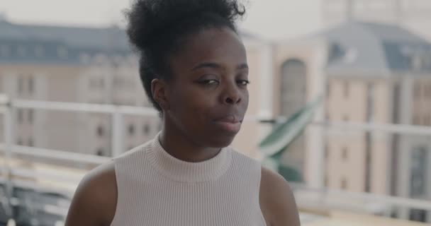 Retrato Câmera Lenta Menina Afro Americana Alegre Sorrindo Desfrutando Tempo — Vídeo de Stock