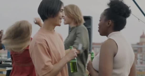 Biracial Casal Com Bebidas Dançando Conversando Flertando Desfrutar Festa Engraçada — Vídeo de Stock