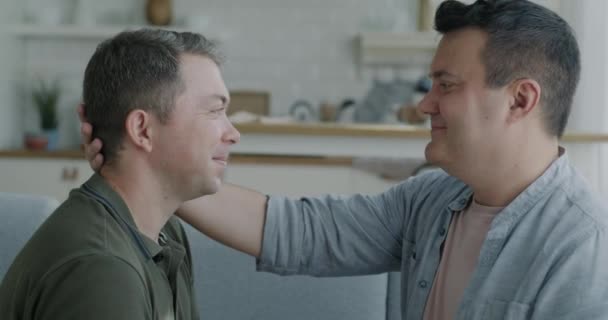 Dois Homens Gays Felizes Expressando Amor Tocando Testas Desfrutando Momento — Vídeo de Stock