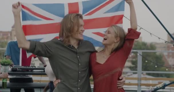 Portræt Smukt Par Der Danser Med Storbritanniens Nationalflag Kysser Udendørs – Stock-video