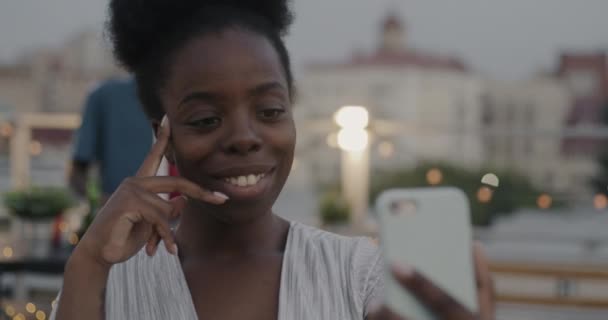 Mulher Afro Americana Bonita Tirando Selfie Com Câmera Smartphone Festa — Vídeo de Stock
