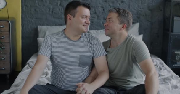 Zeitlupe Porträt Des Netten Homosexuellen Paares Bett Sitzend Hände Umarmend — Stockvideo