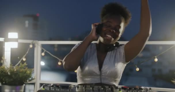 Zoom Out Van Afro Amerikaanse Vrouw Mixen Van Muziek Terwijl — Stockvideo