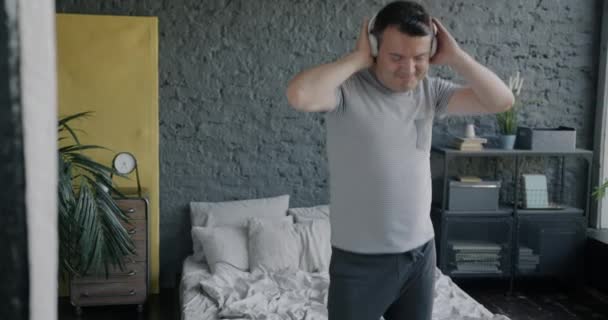 Portrait Carefree Young Guy Dancing Listening Music Headphones Enjoying Leisure — Stock Video