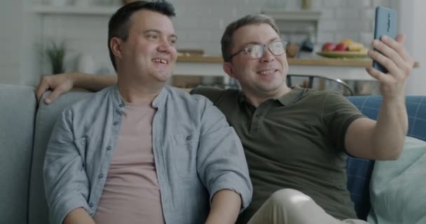 Glada Homosexuella Par Gör Online Videosamtal Med Smartphone Visar Nya — Stockvideo