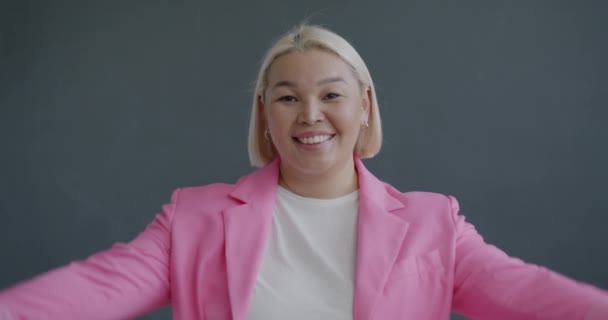 Retrato Câmera Lenta Empresária Asiática Orgulhosa Apontando Para Mesma Com — Vídeo de Stock