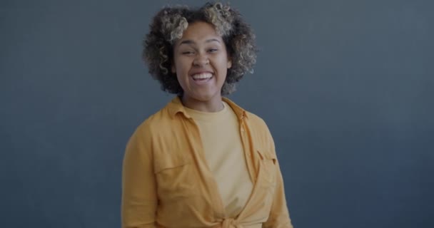 Portret Podekscytowanej Afroamerykanki Wyrażającej Radość Świętującej Dobre Wieści Szarym Tle — Wideo stockowe