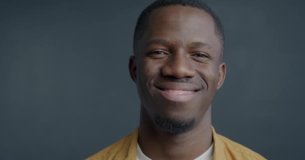 Close Lassított Felvétel Portré Vidám Afro Amerikai Férfi Mutatja Kéz — Stock videók