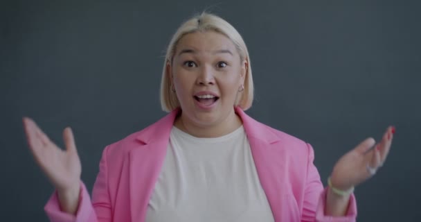 Langsom Bevægelse Portræt Følelsesmæssig Ung Asiatisk Kvinde Skrigende Med Glæde – Stock-video