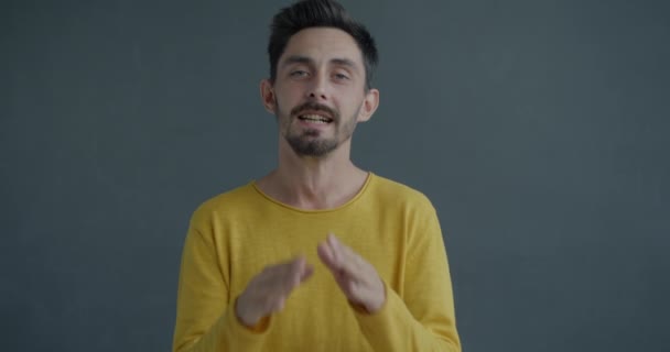 Slow Motion Portret Van Emotionele Jongeman Biddend Smekend Handen Bij — Stockvideo