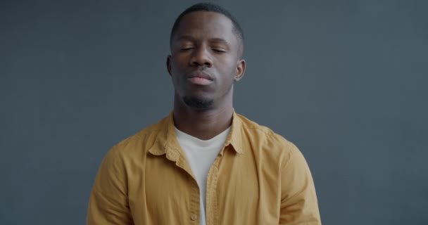 慢动作的非洲裔美国人的肖像摇头和伸出手臂拒绝糟糕的提议 负面情绪和表达概念 — 图库视频影像