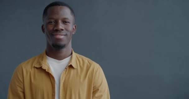 Slow Motion Porträtt Glad Afroamerikansk Man Pekar Tomt Utrymme Grå — Stockvideo