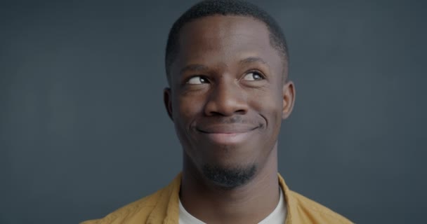 Primer Plano Retrato Cámara Lenta Del Hombre Afroamericano Juguetón Rodando — Vídeos de Stock