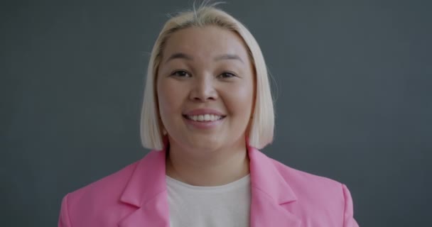 Retrato Cámara Lenta Una Mujer Asiática Sonriente Cerrando Boca Manteniendo — Vídeo de stock