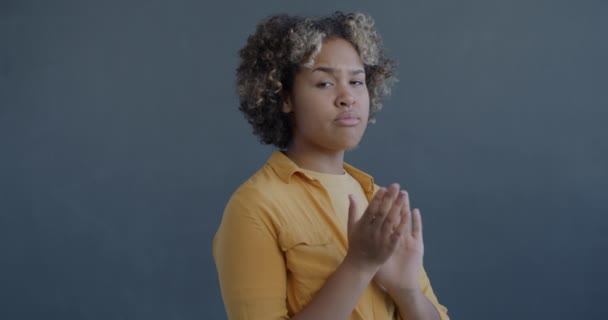 Повільний Портрет Нещасної Афроамериканки Плескає Руками Дивиться Камеру Розчаруванням Сіро — стокове відео
