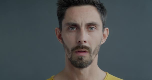 Närbild Slow Motion Porträtt Olycklig Ung Man Viftande Finger Och — Stockvideo