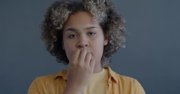 Detailní Záběr Zpomalení Portrét Nervózní Mladé Afroameričanky Kousající Nehty Pocit — Stock video