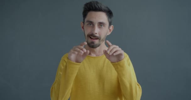Sevecen Bir Adamın Hava Öpücüğü Gönderip Elleri Ile Kalp Hareketi — Stok video