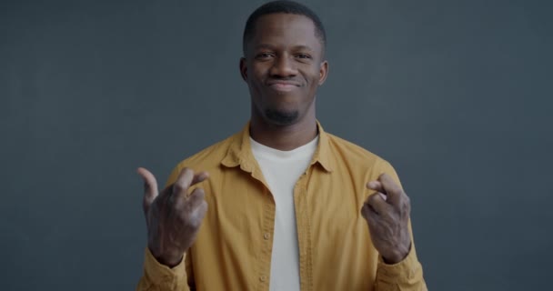 Slow Motion Porträtt Hoppfull Afroamerikansk Man Korsning Fingrar Gör Önskan — Stockvideo