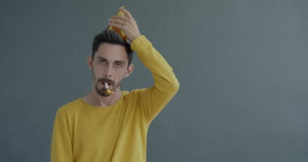 Düstere Junge Mann Mit Party Hut Bläst Pfeife Und Blickt — Stockvideo