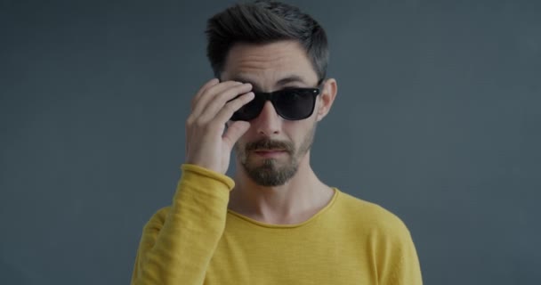Zeitlupenporträt Eines Stilvollen Jungen Mannes Der Seine Trendige Sonnenbrille Abnimmt — Stockvideo