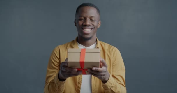 Portrait Ralenti Bonhomme Afro Américain Ravi Secouant Boîte Cadeau Décorée — Video