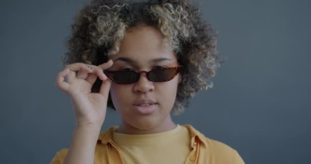 Retrato Cerca Una Linda Mujer Afroamericana Tocando Elegantes Gafas Sol — Vídeos de Stock