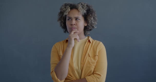 Retrato Cámara Lenta Una Joven Afroamericana Que Piensa Luego Levanta — Vídeos de Stock