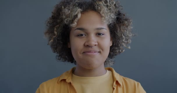 Close Slow Motion Portret Van Vrolijke Afro Amerikaanse Vrouw Knikken — Stockvideo