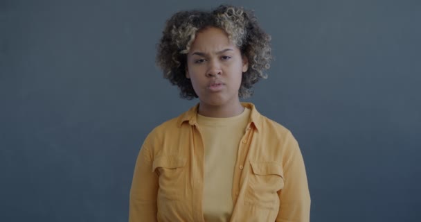 Retrato Cámara Lenta Una Mujer Afroamericana Preocupada Pensando Tocar Barbilla — Vídeos de Stock