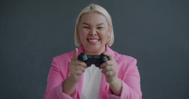 Retrato Câmera Lenta Uma Senhora Asiática Super Alegre Jogando Videogame — Vídeo de Stock
