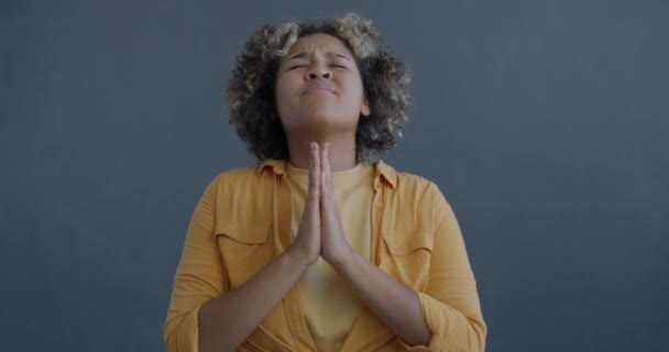 Ritratto Rallentatore Una Donna Afroamericana Disperata Che Prega Esprimendo Desiderio — Video Stock
