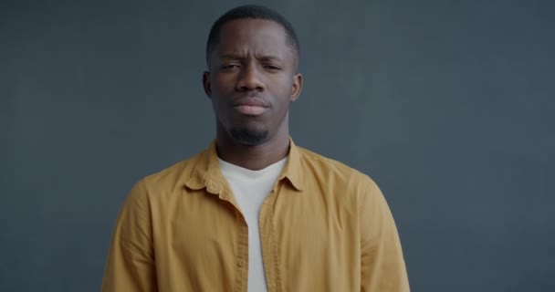 Slow Motion Porträtt Olycklig Afroamerikansk Man Suckar Skaka Huvud Och — Stockvideo