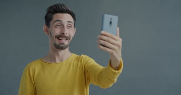 Ung Man Ringer Online Video Samtal Med Smartphone Talar Visar — Stockvideo
