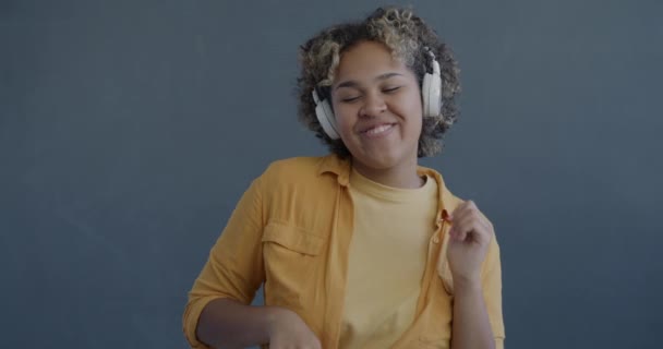 Retrato Cámara Lenta Una Mujer Afroamericana Despreocupada Con Auriculares Bailando — Vídeos de Stock