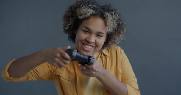 Retrato Câmera Lenta Afro Americana Despreocupada Jogando Videogame Com Joystick — Vídeo de Stock