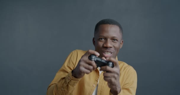 Retrato Câmera Lenta Homem Afro Americano Animado Jogando Videogame Com — Vídeo de Stock