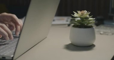 Programcı geceleri masa başında çalışmaya yoğunlaşırken, erkek ellerinin dizüstü bilgisayarla yazışmalarını yakından çek. Yazılım geliştirme ve teknoloji kavramı.