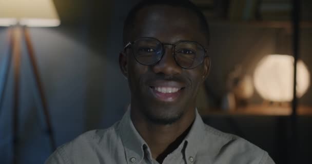 一位成功的非洲裔美国男性企业家的画像 晚上戴着眼镜看着镜头微笑 工作和积极情绪概念 — 图库视频影像