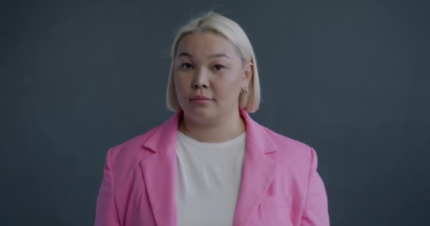 Langsom Bevægelse Portræt Unge Asiatiske Business Dame Ryster Hovedet Udtrykker – Stock-video