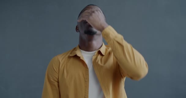 Lassú Mozgású Portré Afro Amerikai Férfiról Tüsszentés Szürke Háttérrel Kamerába — Stock videók