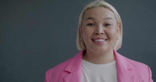 Повільний Портрет Дружньої Азіатської Бізнес Леді Махає Рукою Посміхається Сіро — стокове відео