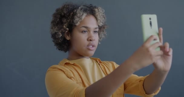 Slow Motion Portret Van Vrolijke Afro Amerikaanse Vrouw Nemen Selfie — Stockvideo
