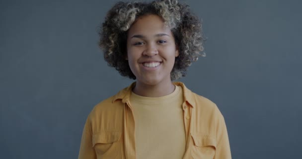 Powolny Portret Zadowolonej Afroamerykanki Trzymającej Pudełko Uśmiechem Szarym Tle Ludzie — Wideo stockowe