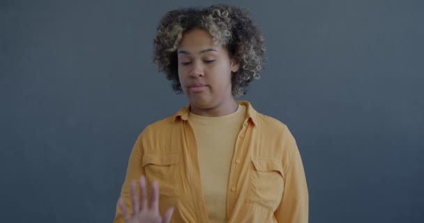 Retrato Cámara Lenta Infeliz Mujer Afroamericana Saludando Con Las Manos — Vídeos de Stock